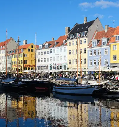 Nyhavn i København med farverige huse og gamle træskibe