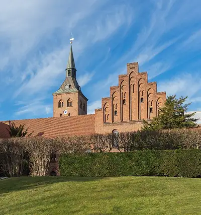 Sankt Knuds Kirke i Odense en solskinsdag