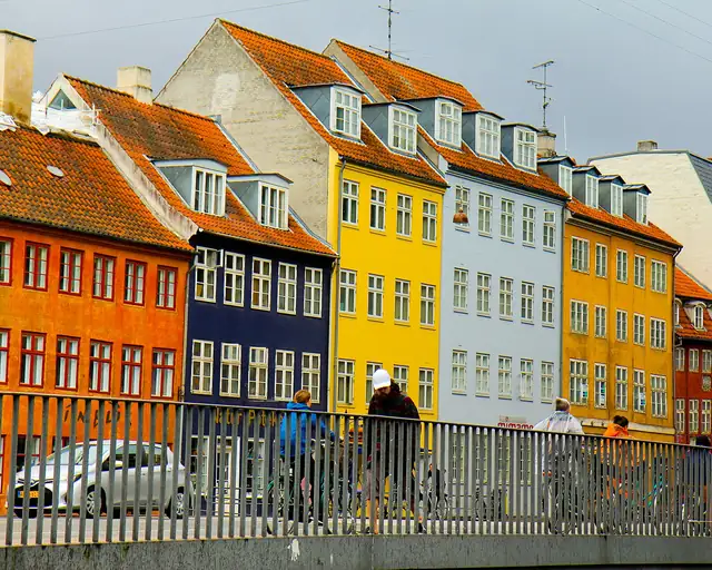 Farverige byhuse på Torvegade på Christianshavn i København